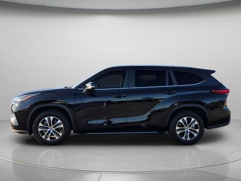 Used 2023 Toyota Highlander XLE FWD image 3