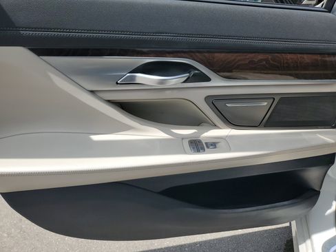 Used 2022 BMW 740i w/ Premium Package RWD image 27