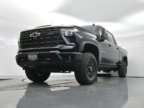 Used 2025 Chevrolet Silverado 2500 ZR2 w/ Technology Package image 50