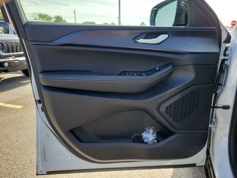 New 2025 Jeep Grand Cherokee Altitude image 12