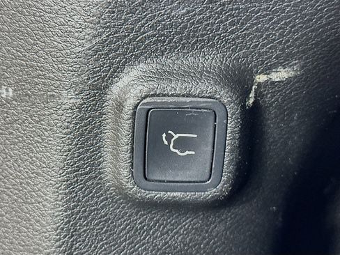 Used 2019 Jeep Cherokee Latitude Plus w/ Comfort/Convenience Group AWD/4WD image 28