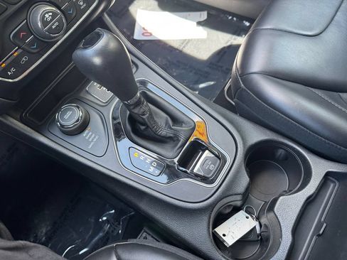 Used 2019 Jeep Cherokee Latitude Plus AWD/4WD image 23