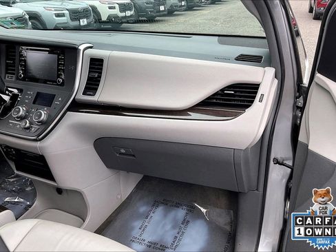 Used 2018 Toyota Sienna XLE w/ XLE Navigation Package FWD image 19