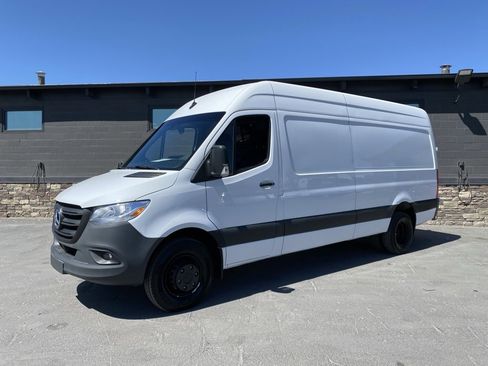 Used 2021 Mercedes-Benz Sprinter 4500 image 3