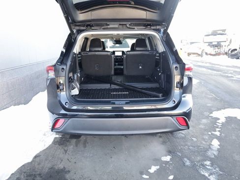 Certified 2023 Toyota Highlander XLE image 11