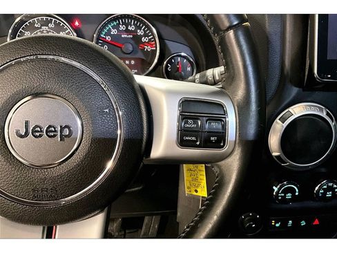 Used 2015 Jeep Wrangler Unlimited Rubicon image 18
