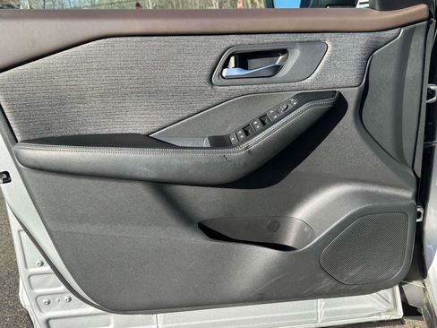 Used 2022 Nissan Rogue SV image 15