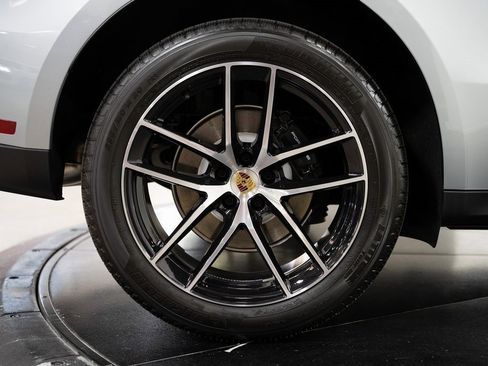 Used 2024 Porsche Macan image 21