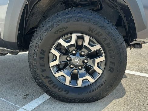 Used 2022 Toyota Tacoma TRD Off-Road AWD/4WD image 17