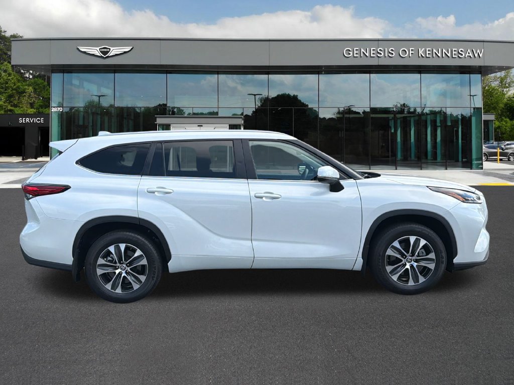 Used 2023 Toyota Highlander XLE FWD image 9