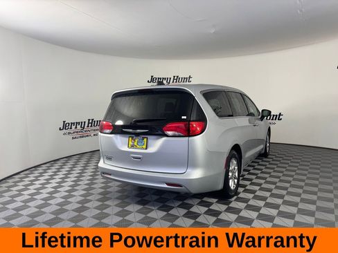 Used 2024 Chrysler Voyager LX image 9