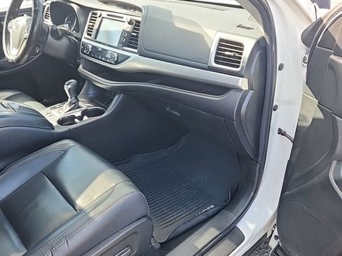 Used 2018 Toyota Highlander XLE AWD/4WD image 11