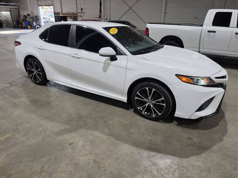Used 2020 Toyota Camry SE FWD image 17