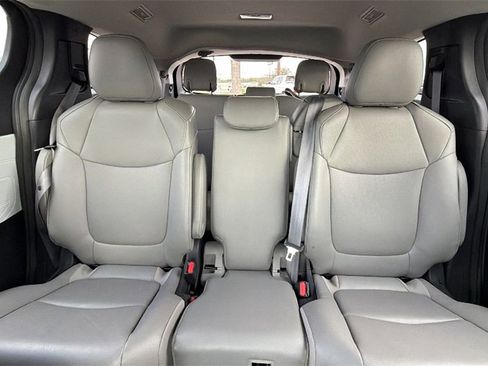 Certified 2025 Toyota Sienna XLE image 38