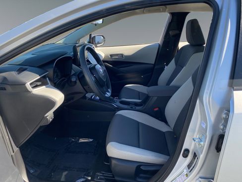 Used 2025 Toyota Corolla LE image 9