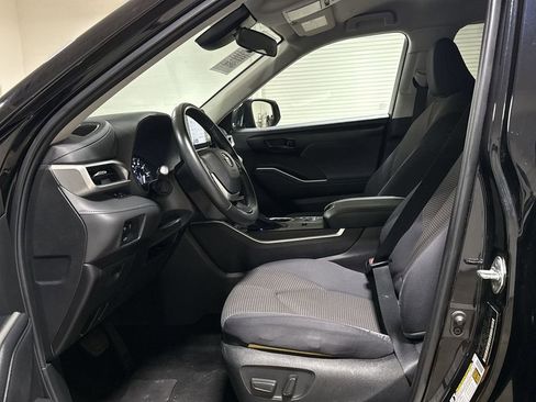Used 2024 Toyota Highlander LE FWD image 19