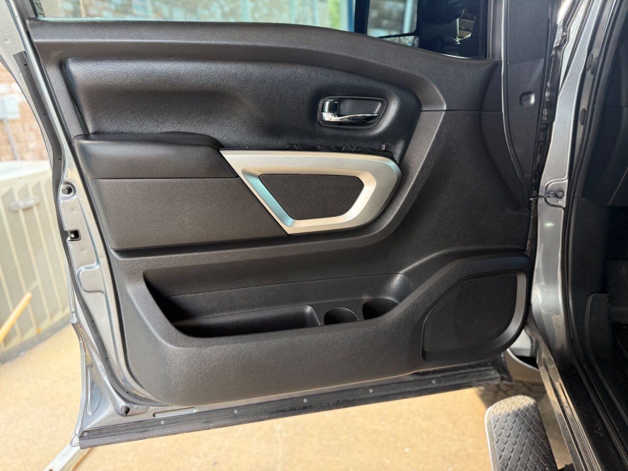 Used 2017 Nissan Titan SV AWD/4WD image 28