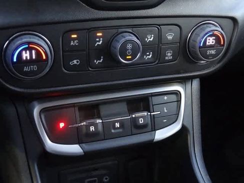 Used 2024 GMC Terrain SLT image 27