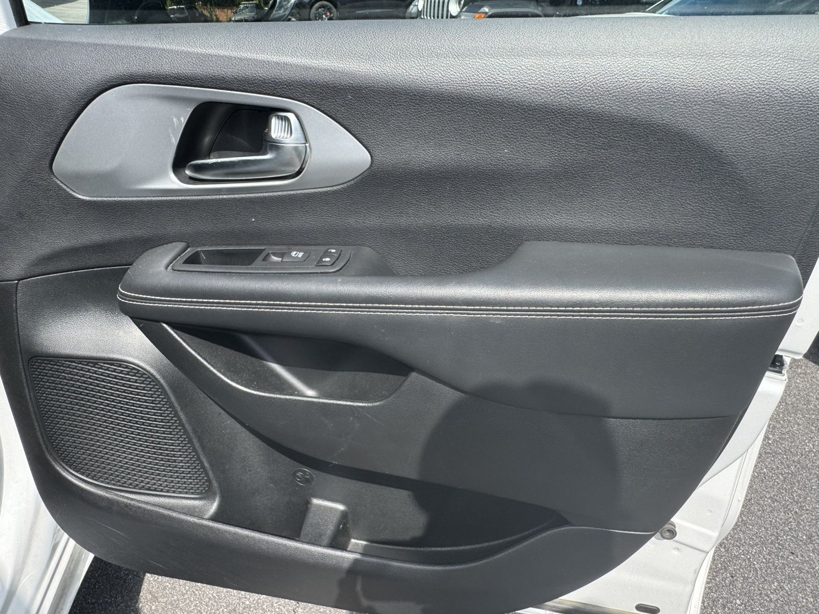 Used 2025 Chrysler Pacifica Limited FWD image 18
