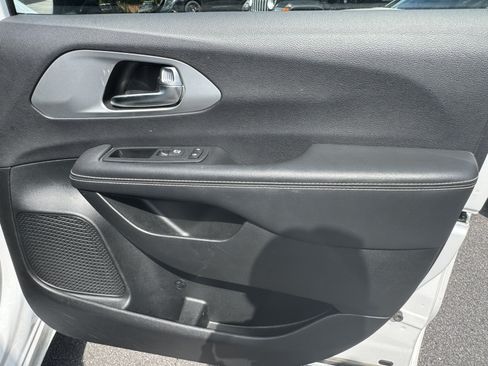 Used 2025 Chrysler Pacifica Limited FWD image 18