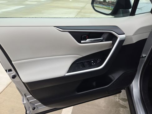 Used 2021 Toyota RAV4 XLE w/ Convenience Package FWD image 13