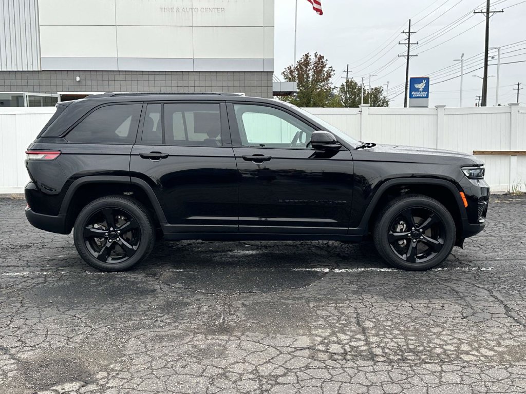 Used 2024 Jeep Grand Cherokee Altitude AWD/4WD image 2
