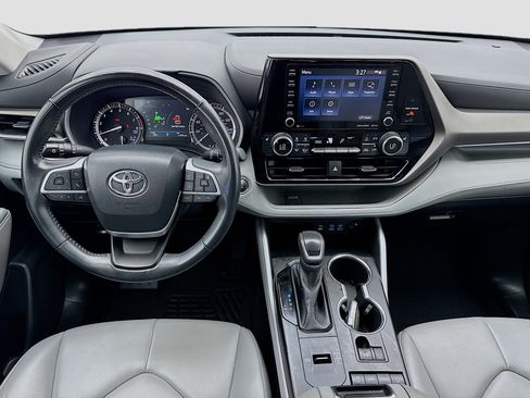 Used 2022 Toyota Highlander XLE FWD image 15