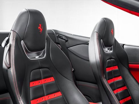 Used 2020 Ferrari Portofino RWD image 32