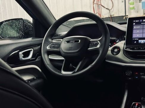 Used 2025 Jeep Compass Limited image 21