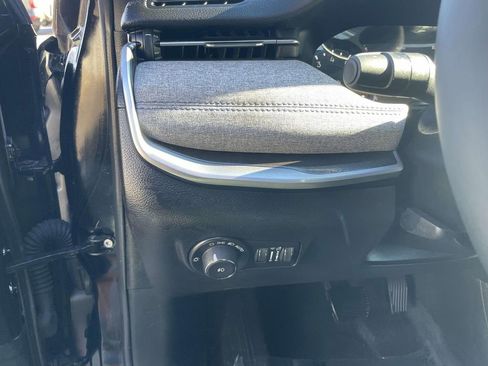 Used 2025 Jeep Compass Latitude image 32