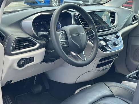 Used 2023 Chrysler Pacifica Touring-L FWD image 12
