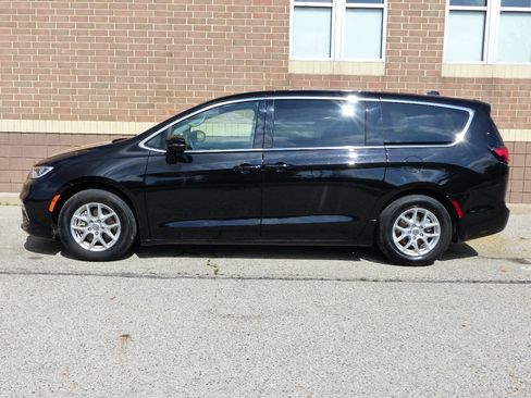 Used 2024 Chrysler Pacifica Touring-L FWD image 7