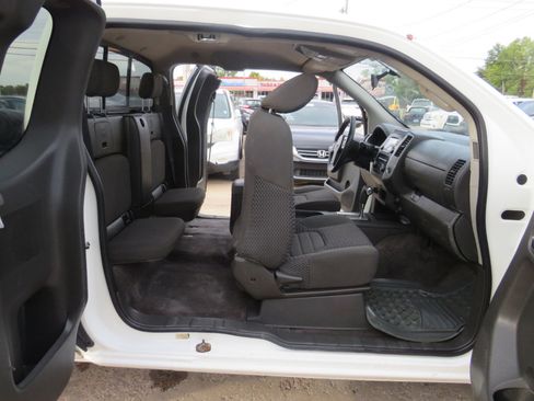 Used 2018 Nissan Frontier SV image 24