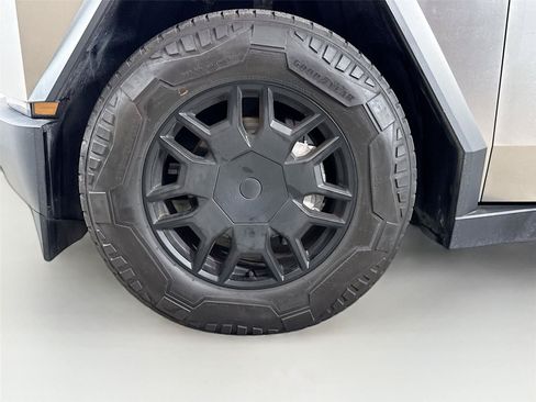 Used 2024 Tesla Cybertruck AWD Crew Cab image 26
