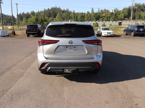 Used 2021 Toyota Highlander XLE AWD/4WD image 6