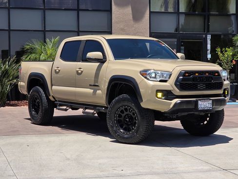 Used 2020 Toyota Tacoma TRD Off-Road w/ Technology Package RWD image 3