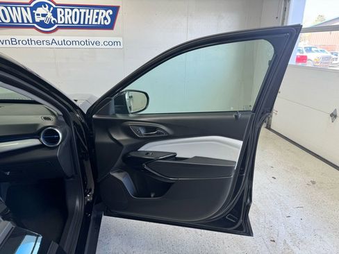 Used 2025 Chevrolet Trax LT w/ LT Convenience Package FWD image 24