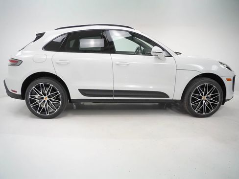 Certified 2026 Porsche Macan AWD/4WD image 9