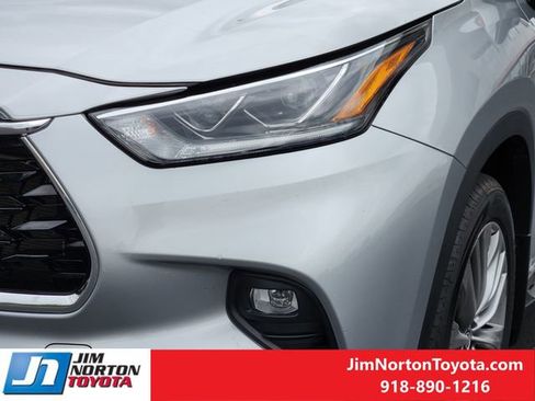 Used 2022 Toyota Highlander Platinum image 11