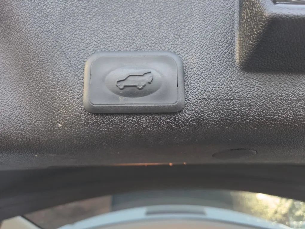 Used 2012 GMC Acadia SLT w/ LPO, 'HIT The Road' Package FWD image 35
