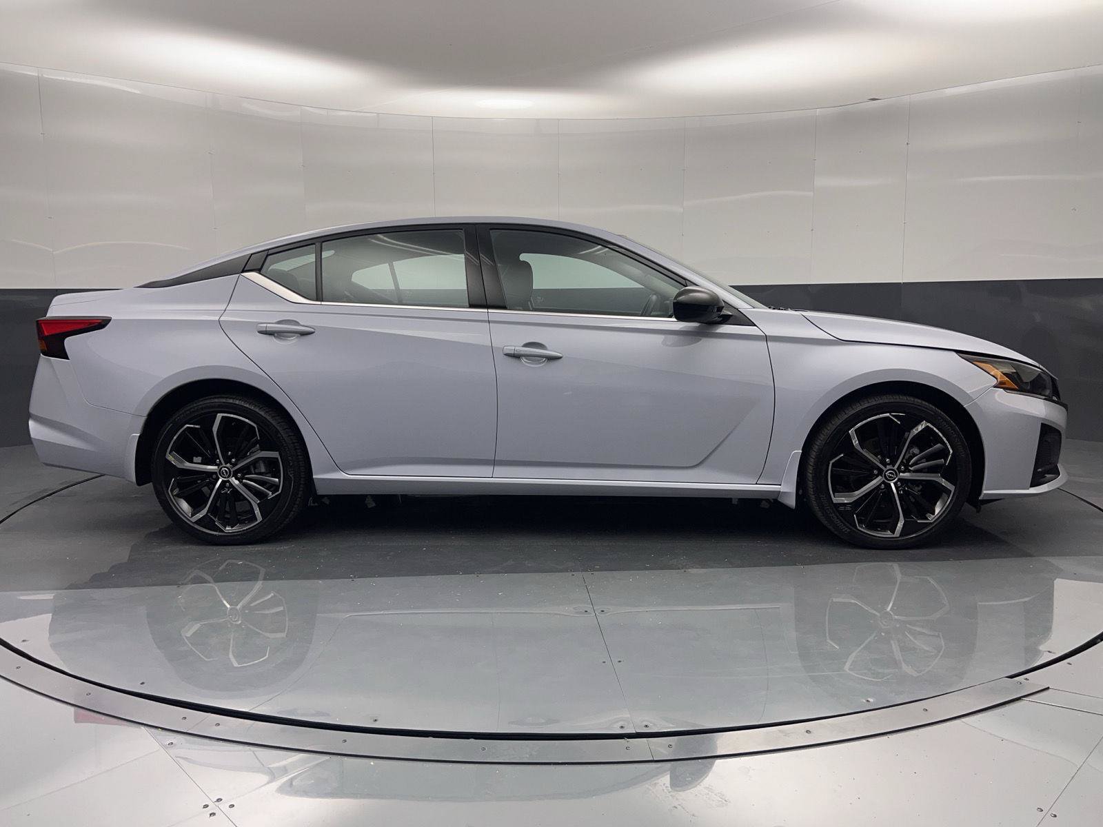 Used 2025 Nissan Altima 2.5 SR w/ SR Premium Package AWD/4WD image 31