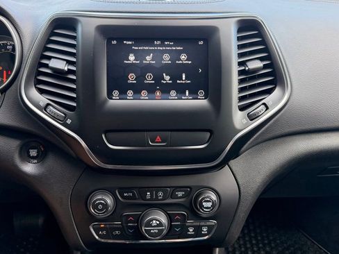 Used 2019 Jeep Cherokee Latitude Plus w/ Comfort/Convenience Group FWD image 23