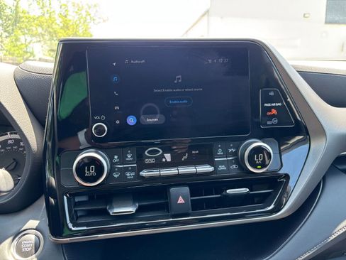 Used 2025 Toyota Highlander LE FWD image 17