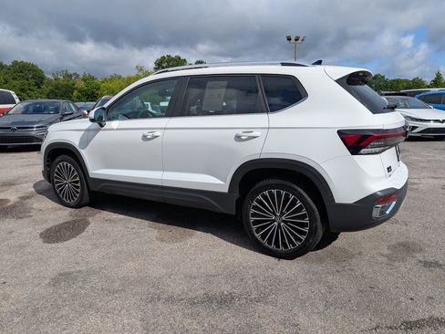 Used 2025 Volkswagen Taos SE w/ Panoramic Sunroof Package FWD image 7