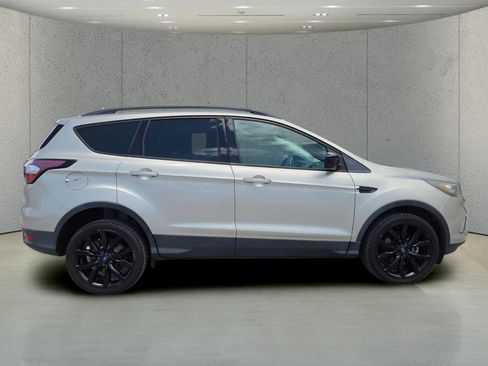 Used 2017 Ford Escape SE w/ SE Sport Appearance Package AWD/4WD image 2