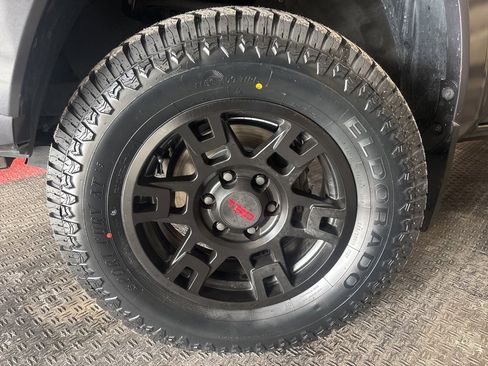 Used 2022 Toyota Tacoma TRD Sport image 3