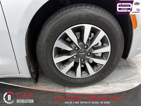 Used 2023 Chrysler Pacifica Touring-L image 11