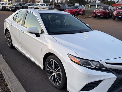 Certified 2020 Toyota Camry SE w/ Convenience Package image 2