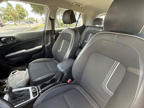 Used 2023 Hyundai Venue Limited w/ Cargo Package FWD image 5