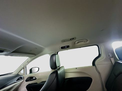 Used 2024 Chrysler Pacifica Touring-L FWD image 18
